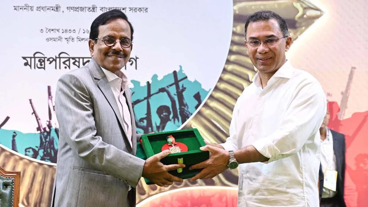 শিল্প ও সংস্কৃতিতে অনন্য অবদানের স্বীকৃতিস্বরূপ স্বাধীনতা পুরস্কারে ভূষিত হানিফ সংকেত