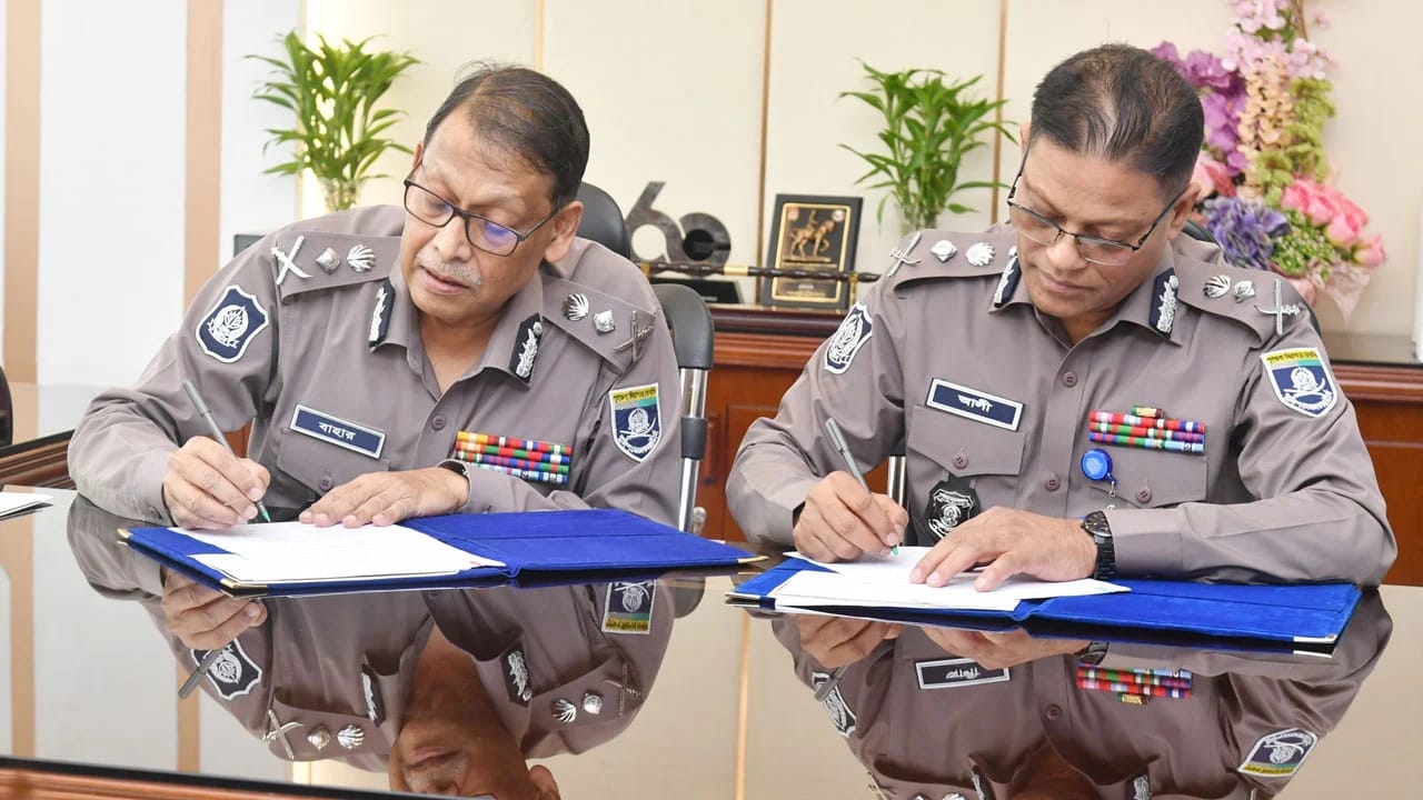বাংলাদেশ পুলিশের নতুন আইজিপি হিসেবে দায়িত্ব নিলেন আলী হোসেন ফকির