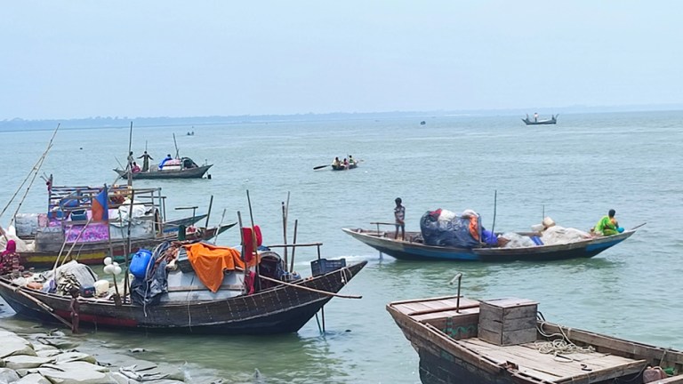 মেঘনা নদীতে দুই মাস সব ধরনের মাছ ধরা নিষিদ্ধ জাটকা রক্ষায় সরকারের কঠোর অবস্থান