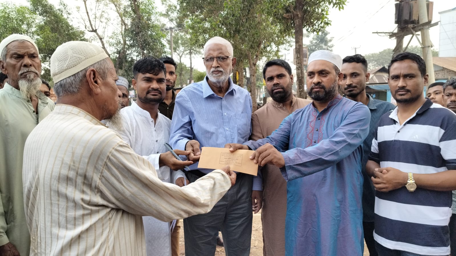 মানবিকতায় আলী আহমদ দবীর: ১০০ পরিবারের ঘরে পৌঁছালো ঈদের খুশি