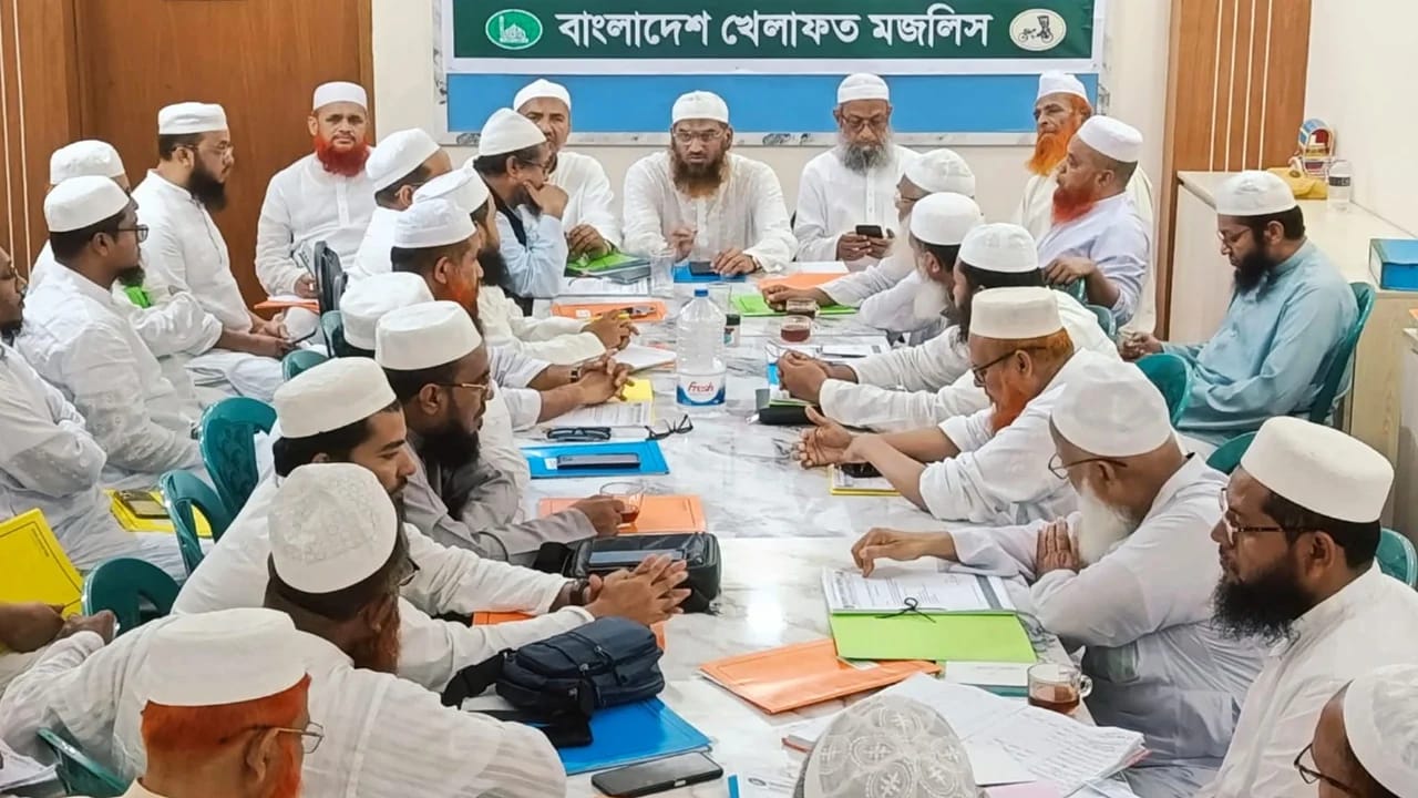 সংবিধান সংস্কার এবং গণভোটের রায় বাস্তবায়নের দাবিতে রাজপথে কঠোর আন্দোলনের ডাক দিয়েছে বাংলাদেশ খেলাফত মজলিস।