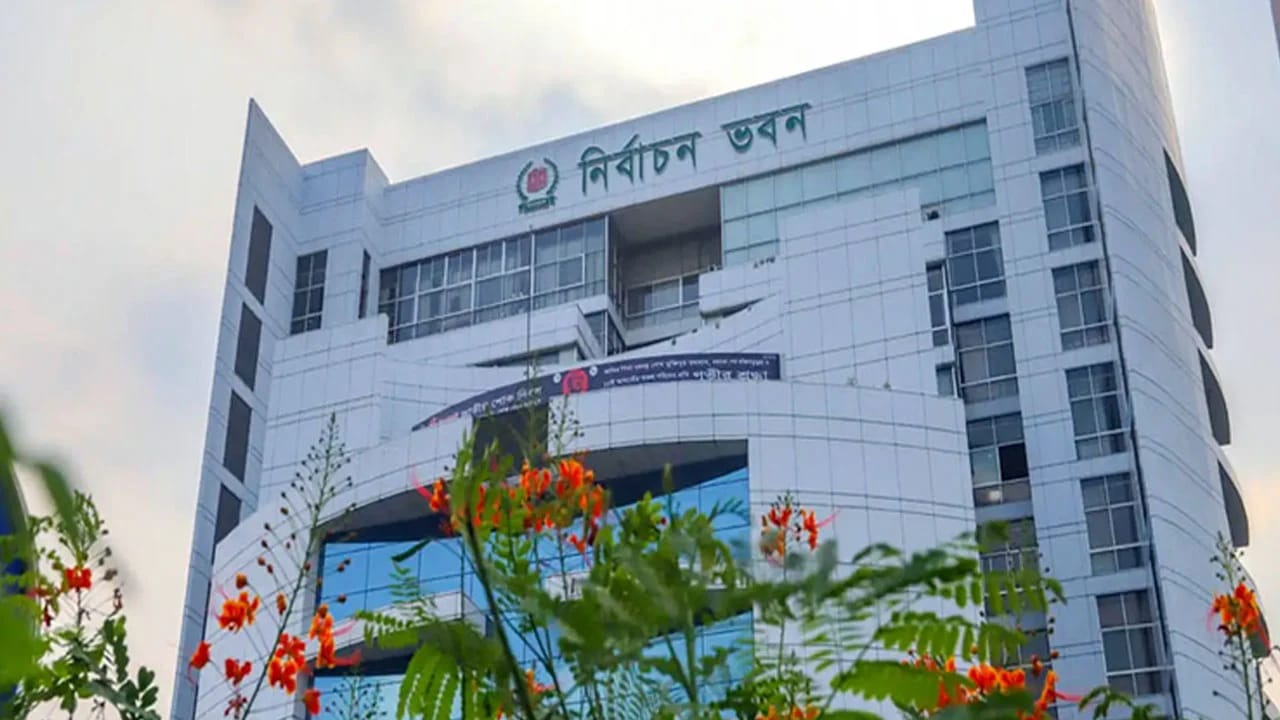 নির্বাচন পরবর্তী রদবদল: মাঠ পর্যায়ের ১১২ কর্মকর্তাকে ইসির বিশেষ বার্তা