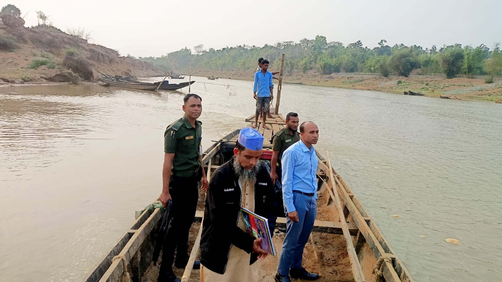 জৈন্তাপুরে ফসলি জমি রক্ষায় প্রশাসনের কঠোর অভিযান: বালুভর্তি নৌকা জব্দ