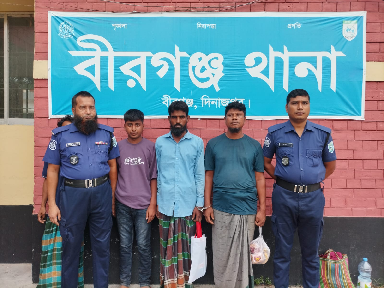 দিনাজপুর বীরগঞ্জে র‌্যাব ও পুলিশের যৌথ অভিযান ১২ লাখ টাকা মূল্যের ৫৬ কেজি গাঁজাসহ ৩ জন আটক.
