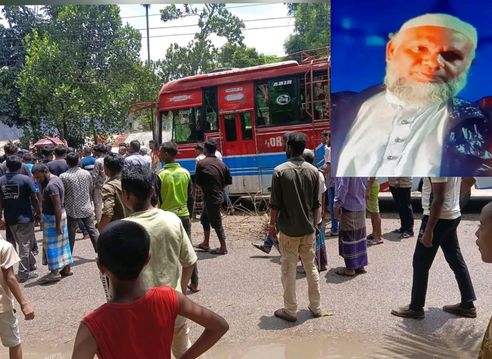 সিলেটের জৈন্তাপুরে গণপরিবহনের ধাক্কায় গুরুতর আহত পথচারী হাসপাতালে চিকিৎসাধীন রয়েছেন। ঘটনার পর স্থানীয়দের মহাসড়ক অবরোধ এবং পরবর্তীতে আইনশৃঙ্খলা বাহিনীর হস্তক্ষেপে পরিস্থিতি স্বাভাবিক হওয়ার খবর জানতে পুরো প্রতিবেদনটি পড়ুন।