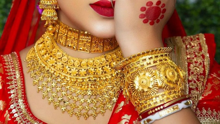 পাঁচ ঘণ্টার ব্যবধানে সোনার দামে আবার বড় কাটছাঁট, ২২ ক্যারেটের ভরি ২ লাখ ৪৫ হাজার ৭৬০ টাকা